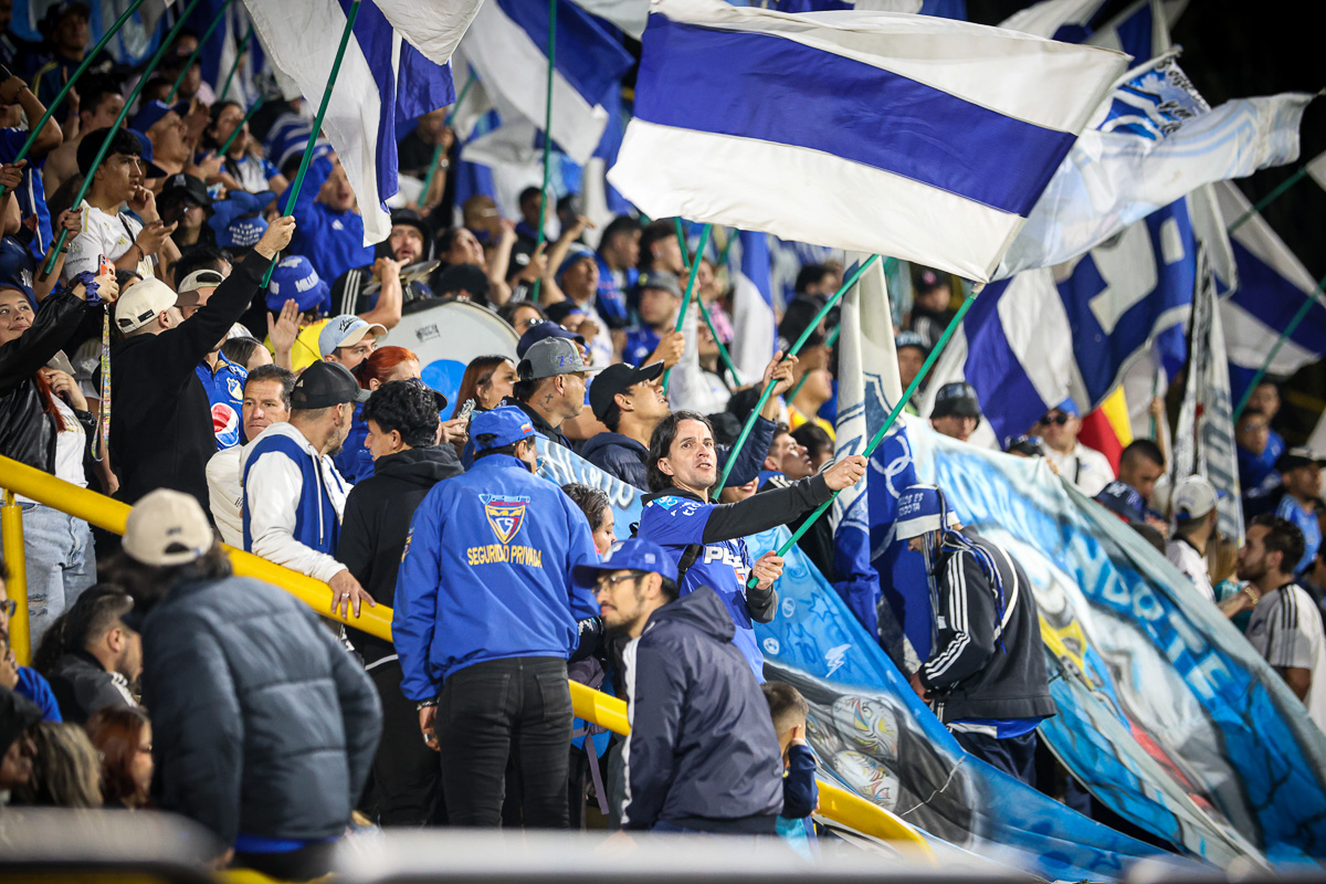 Fotografía de un grupo de hinchas