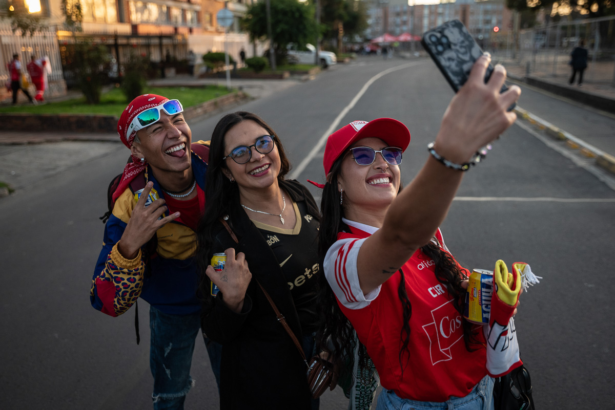 Foto de tres hinchas tomandose una selfie