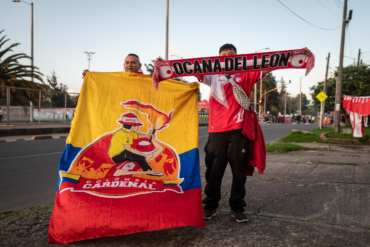 Foto de un hincha con la bandera de Colombia en la calle