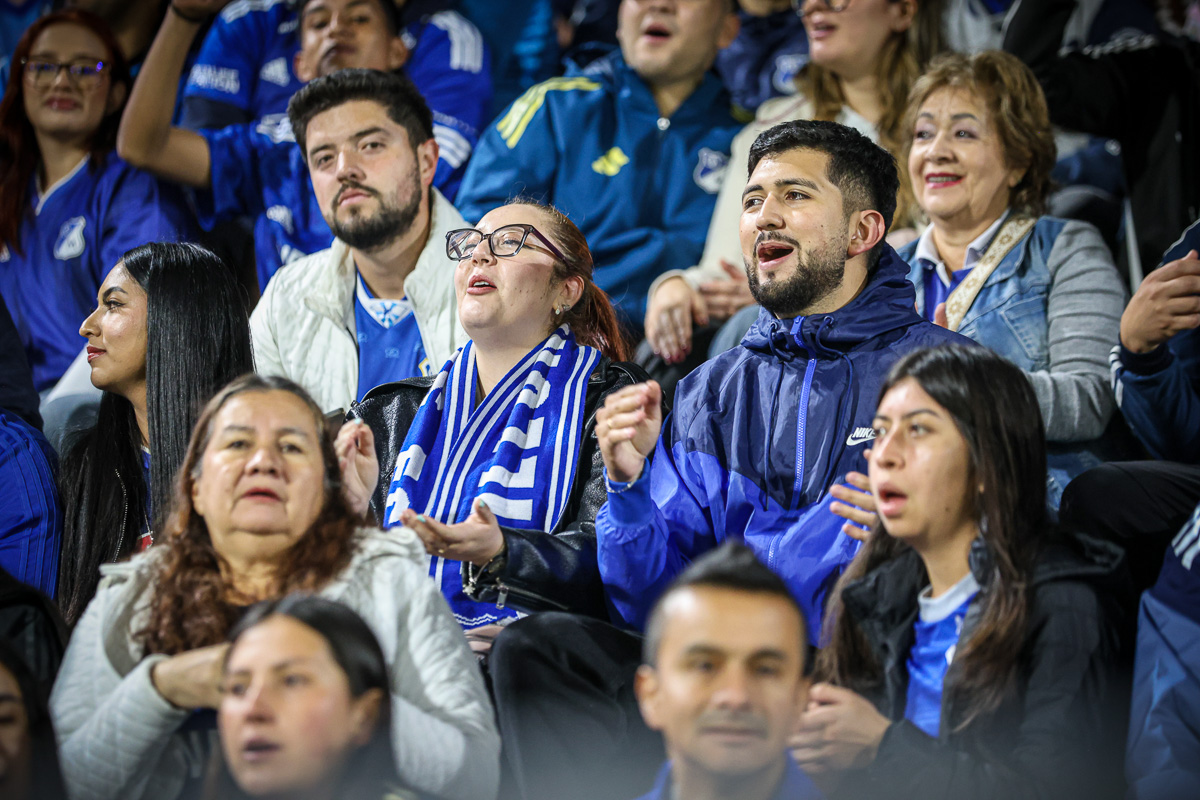 Fotografía de un grupo de hinchas