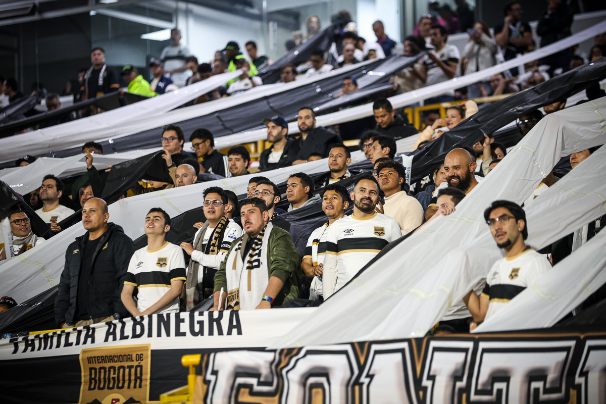 Fotografía de un grupo de hinchas