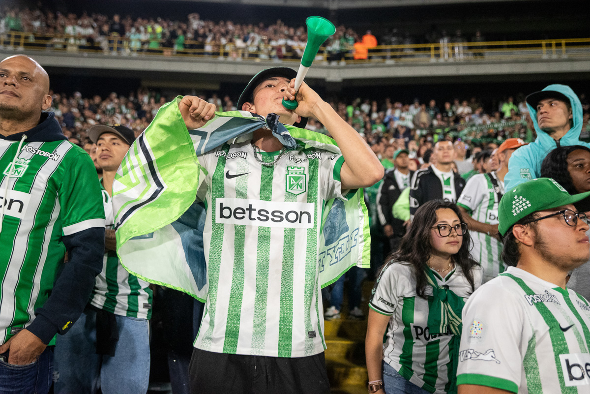 Fotografía de un grupo de hinchas