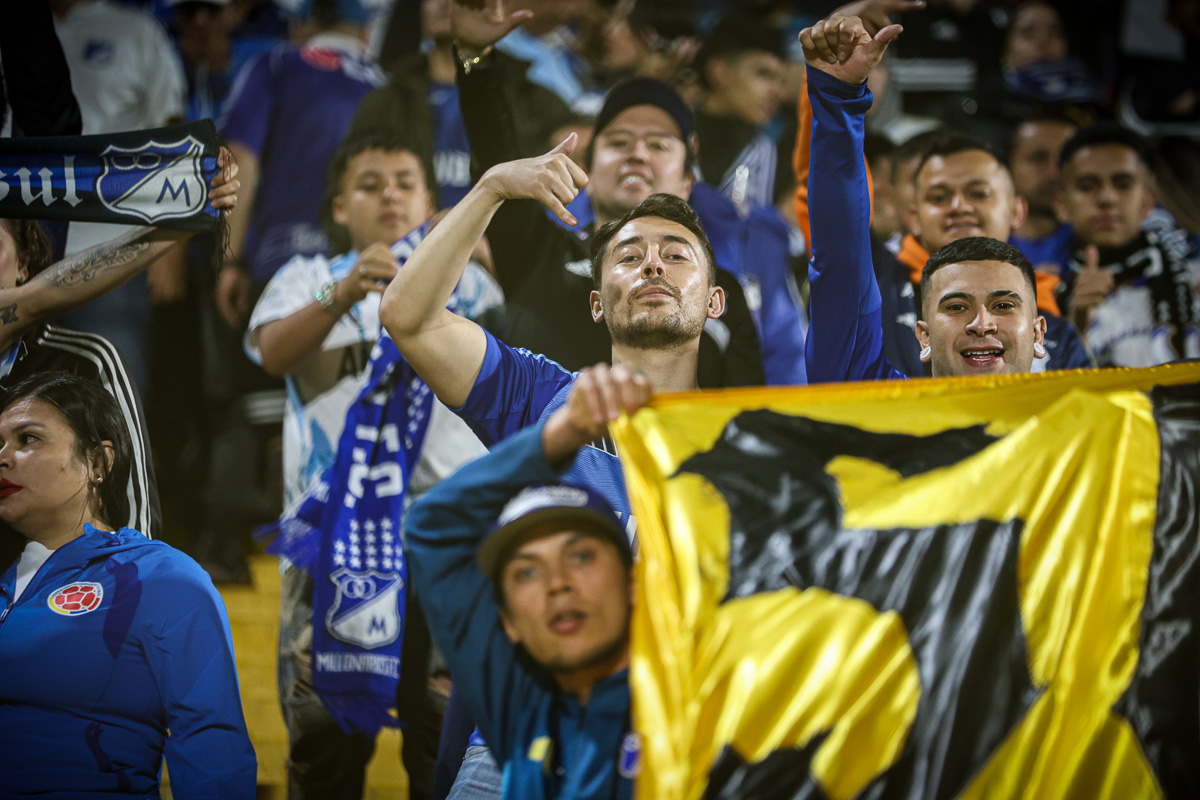 Fotografía de un grupo de hinchas