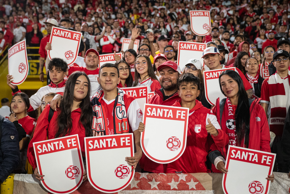 Fotografía de un grupo de hinchas