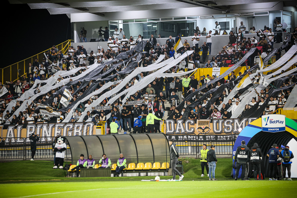 Fotografía de un estadio lleno de hinchas