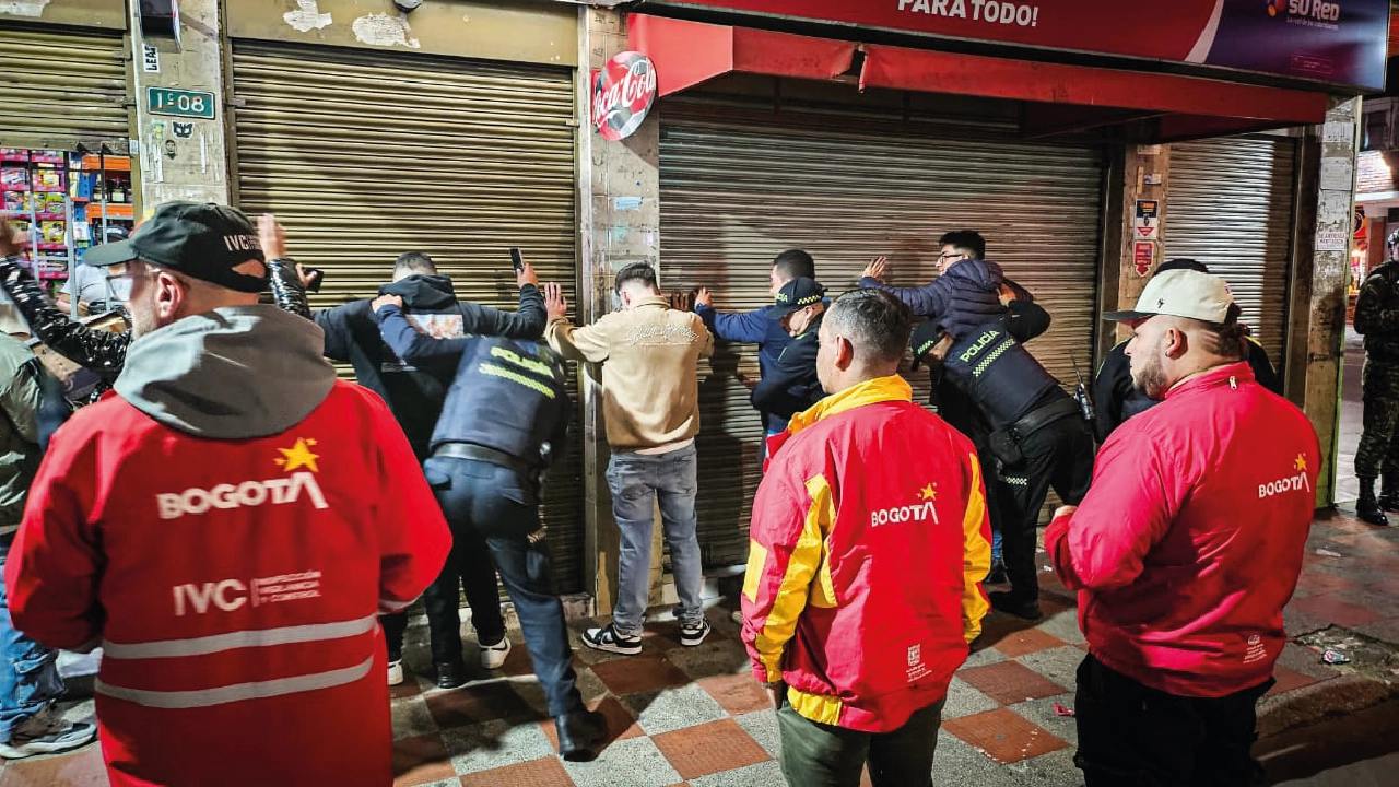 Foto de funcionarios de IVC en operativo
