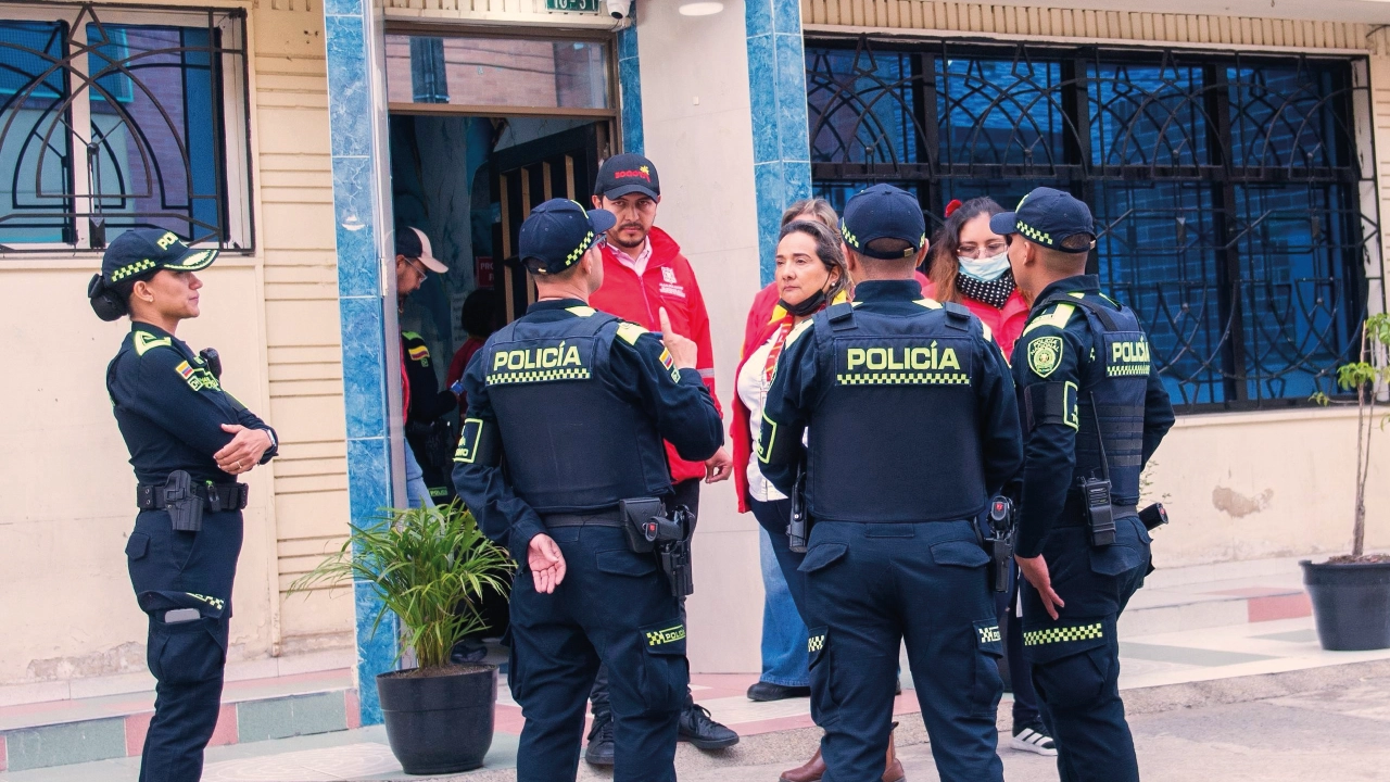 Foto de la policia nacional junto con funcionarios del IVC en operativo