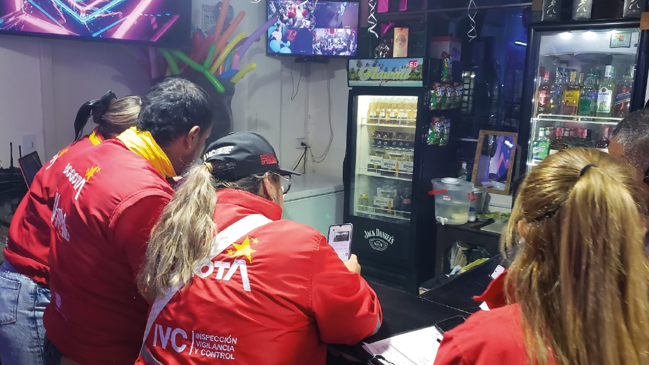 Foto de funcionarios de IVC en operativo dentro de un establecimiento comercial