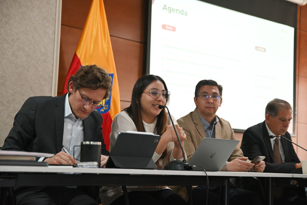 Foto de Luz Amanda Guzmán Mojica dirigiendose a la audiencia