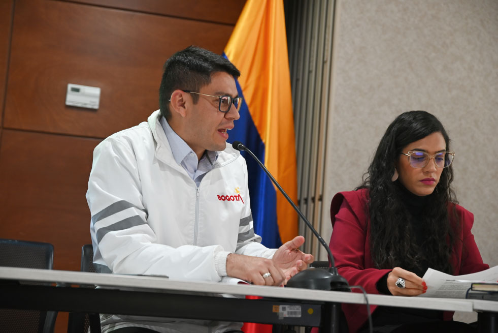 Foto de Julián Carvajal dirigiendose a la audiencia