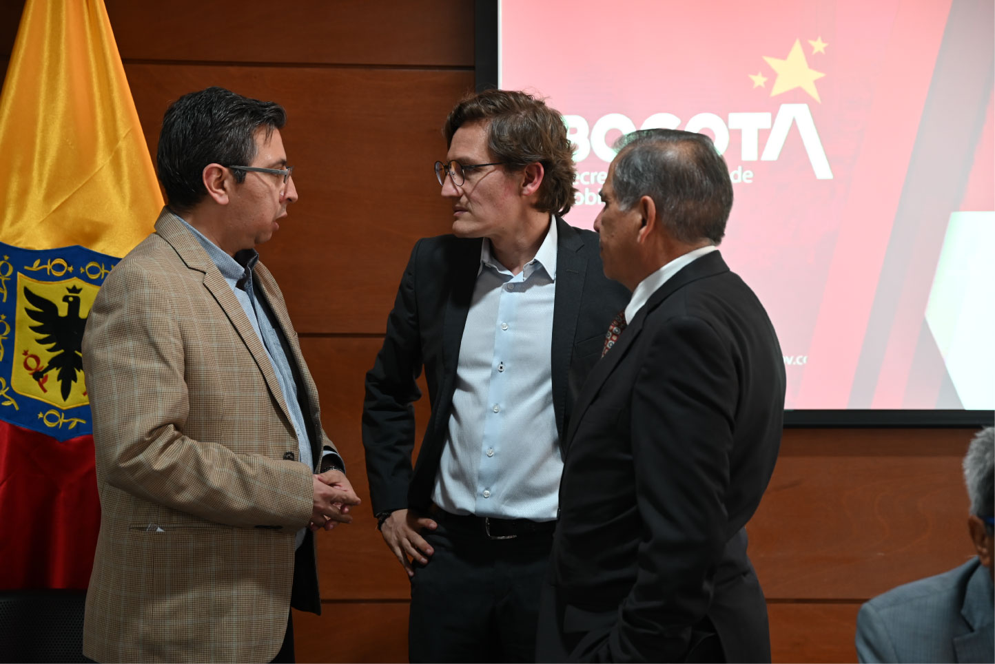 Foto de tres personas interactuando