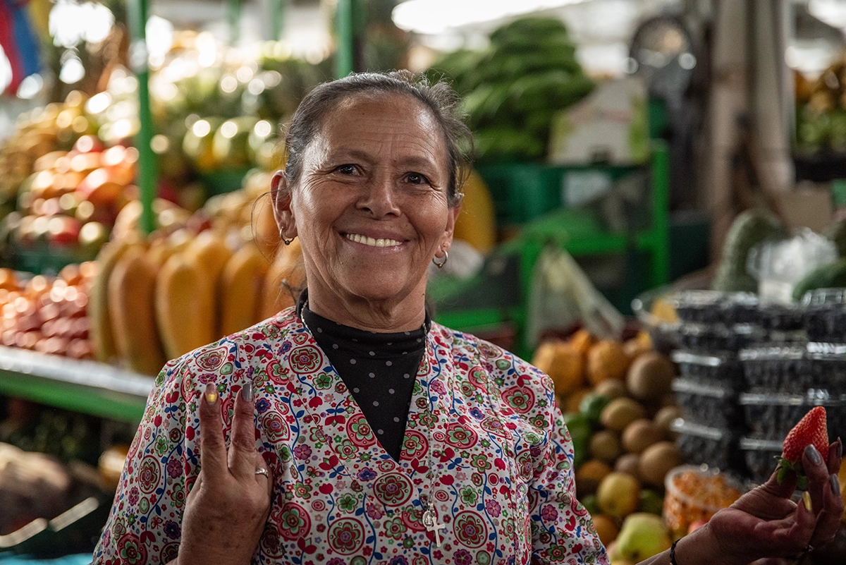 Foto de una mujer adulta de la plaza de mercado sonriendo
