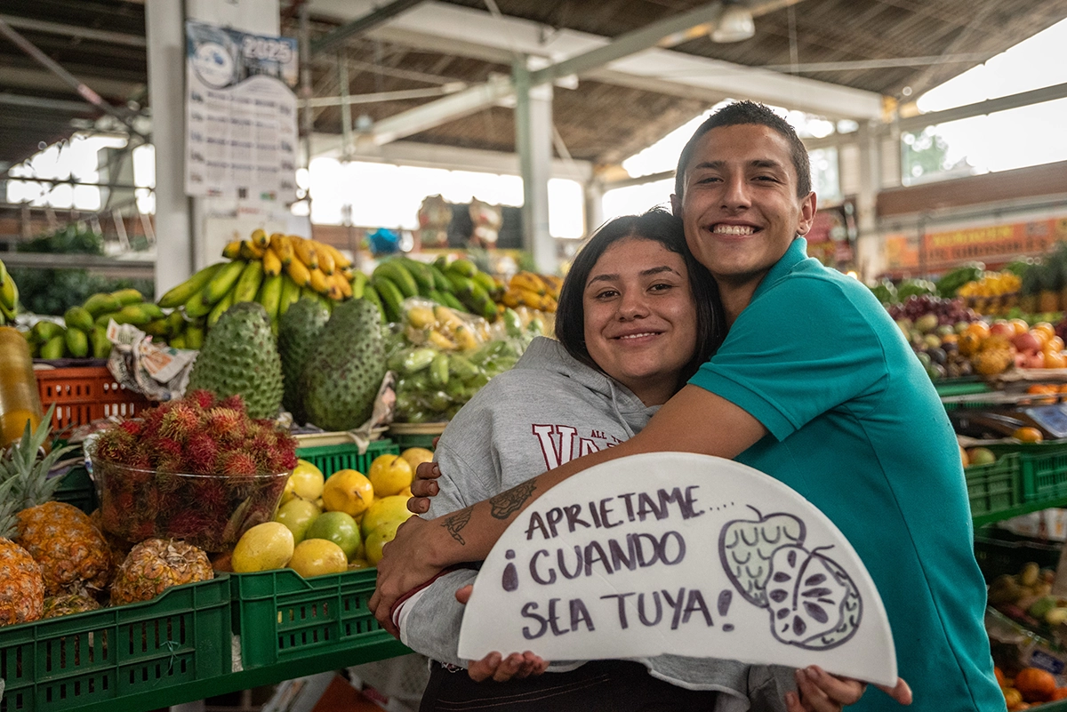 foto de una pareja joven sonriendo