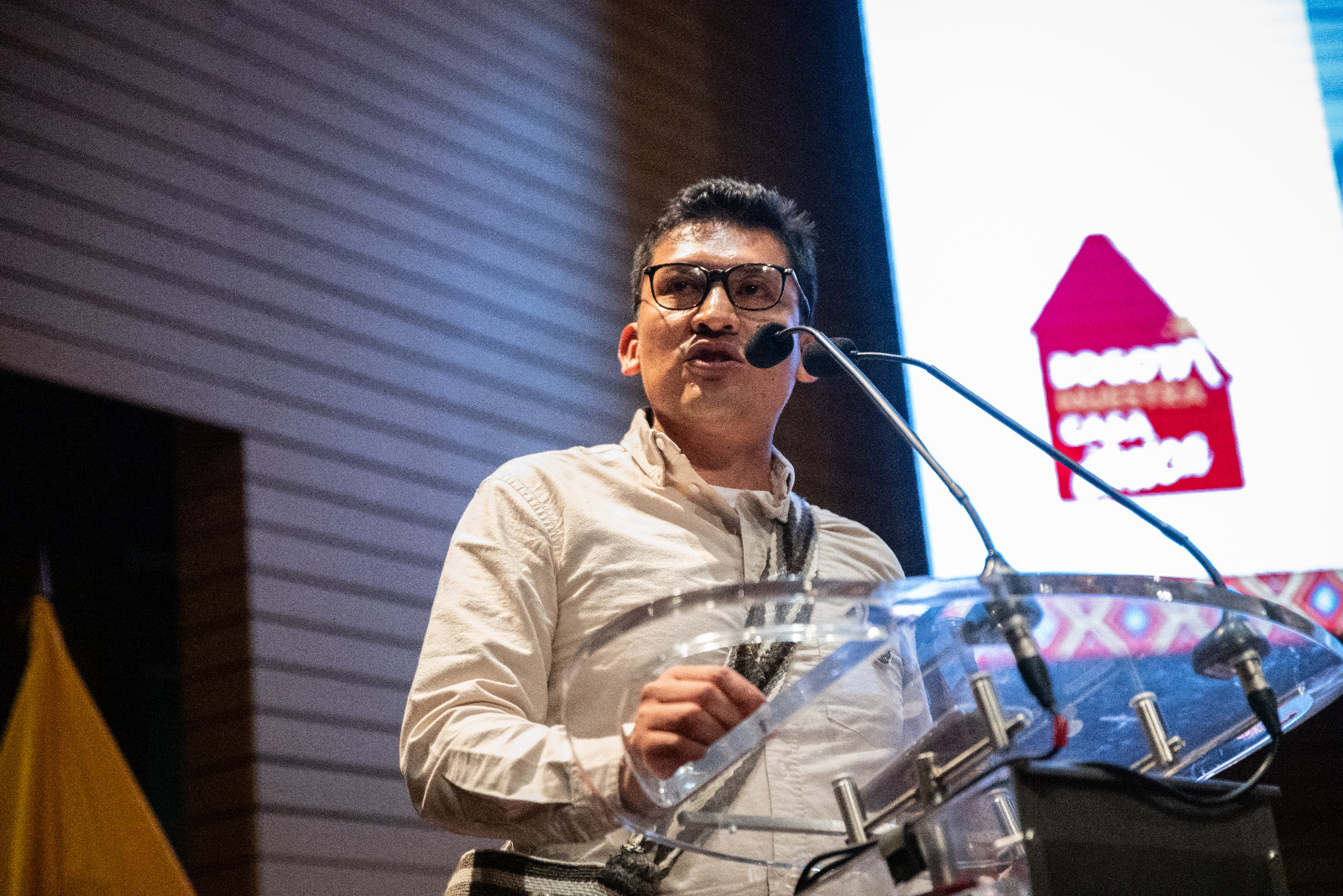 Foto de Ricardo Neuta Neuta dirigendose a la audiencia.