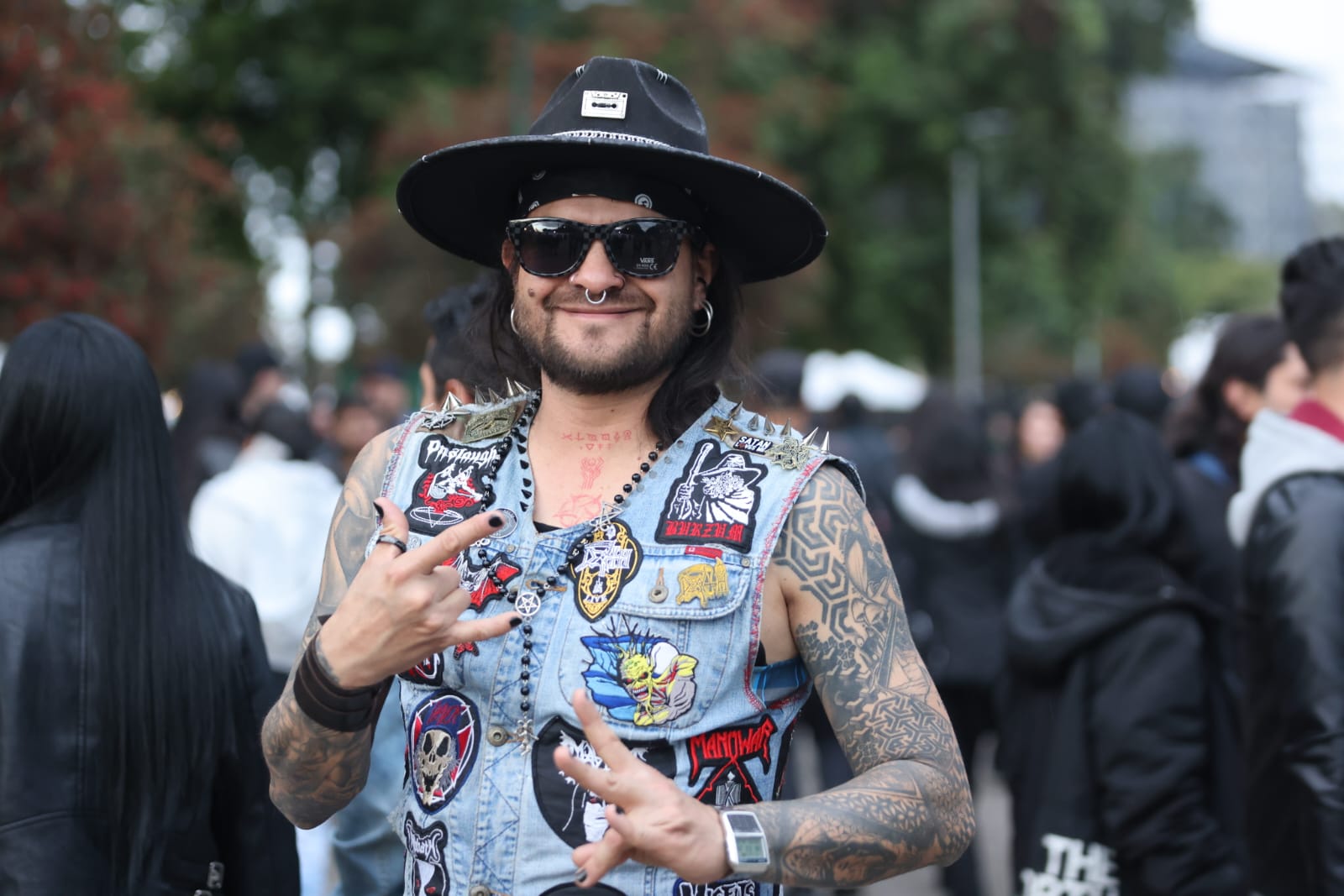 Foto de un joven de gafas negras y barba sonriendo.
