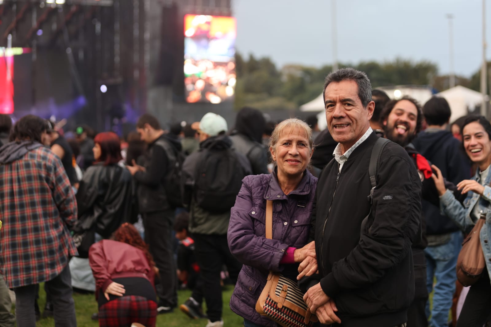 Foto de una pareja adulta disfrutando el evento.