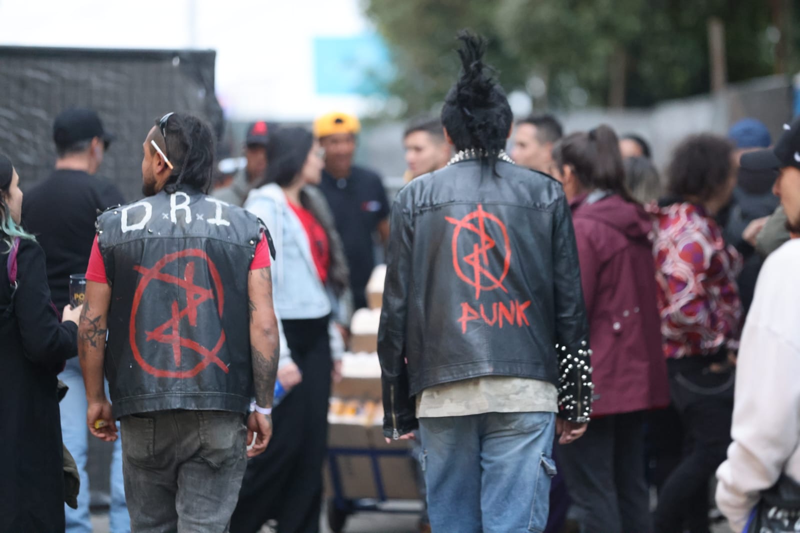 Foto de dos personas de esplada con chaquetas negras