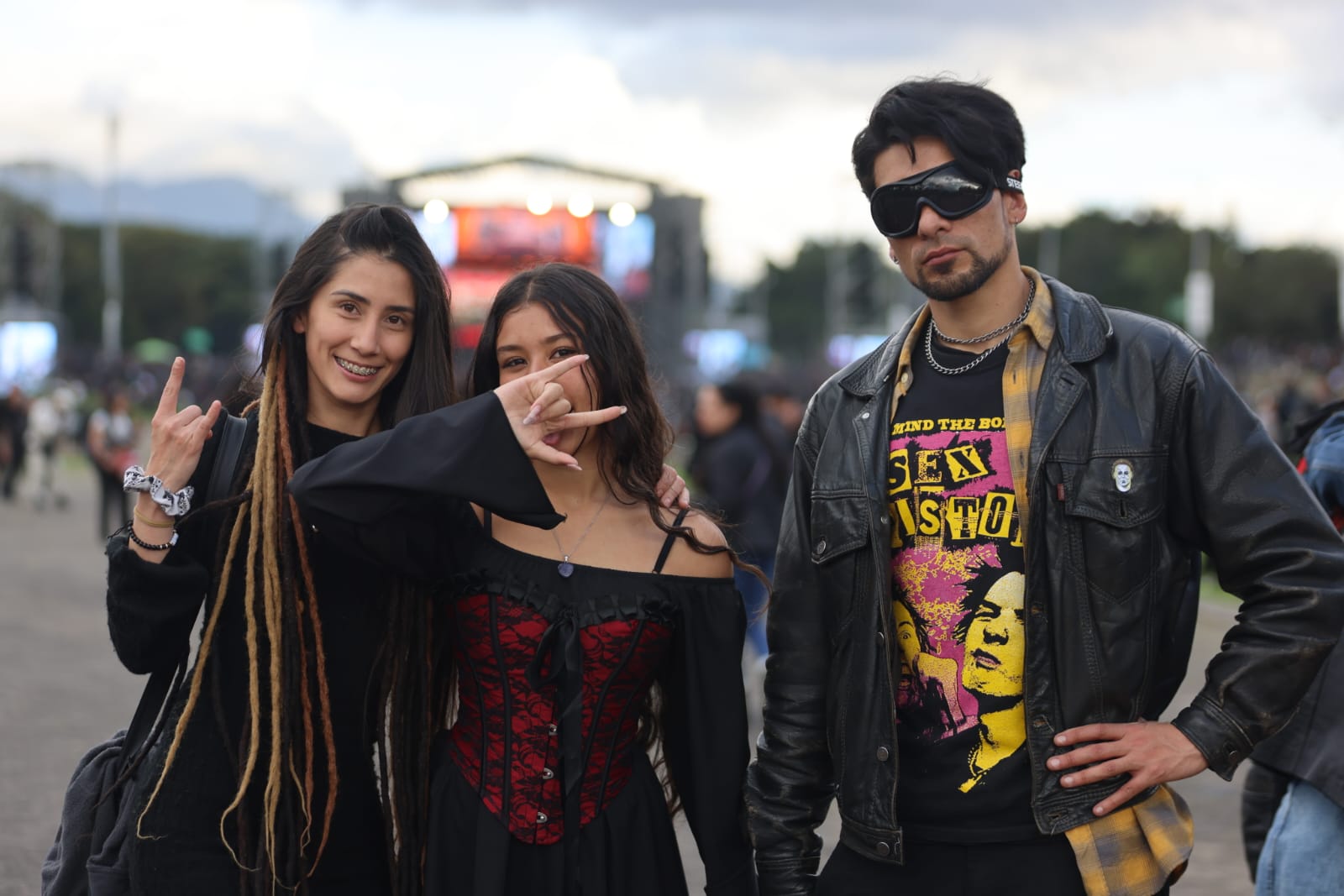 Foto de tres jovenes, dos mujeres y un hombre