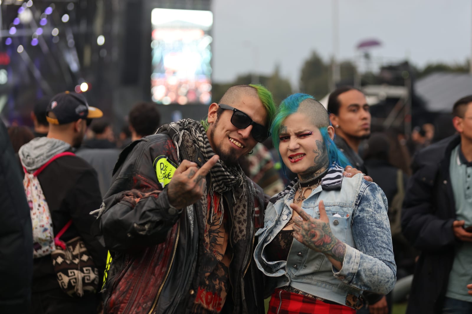 Foto de una pareja punkera joven