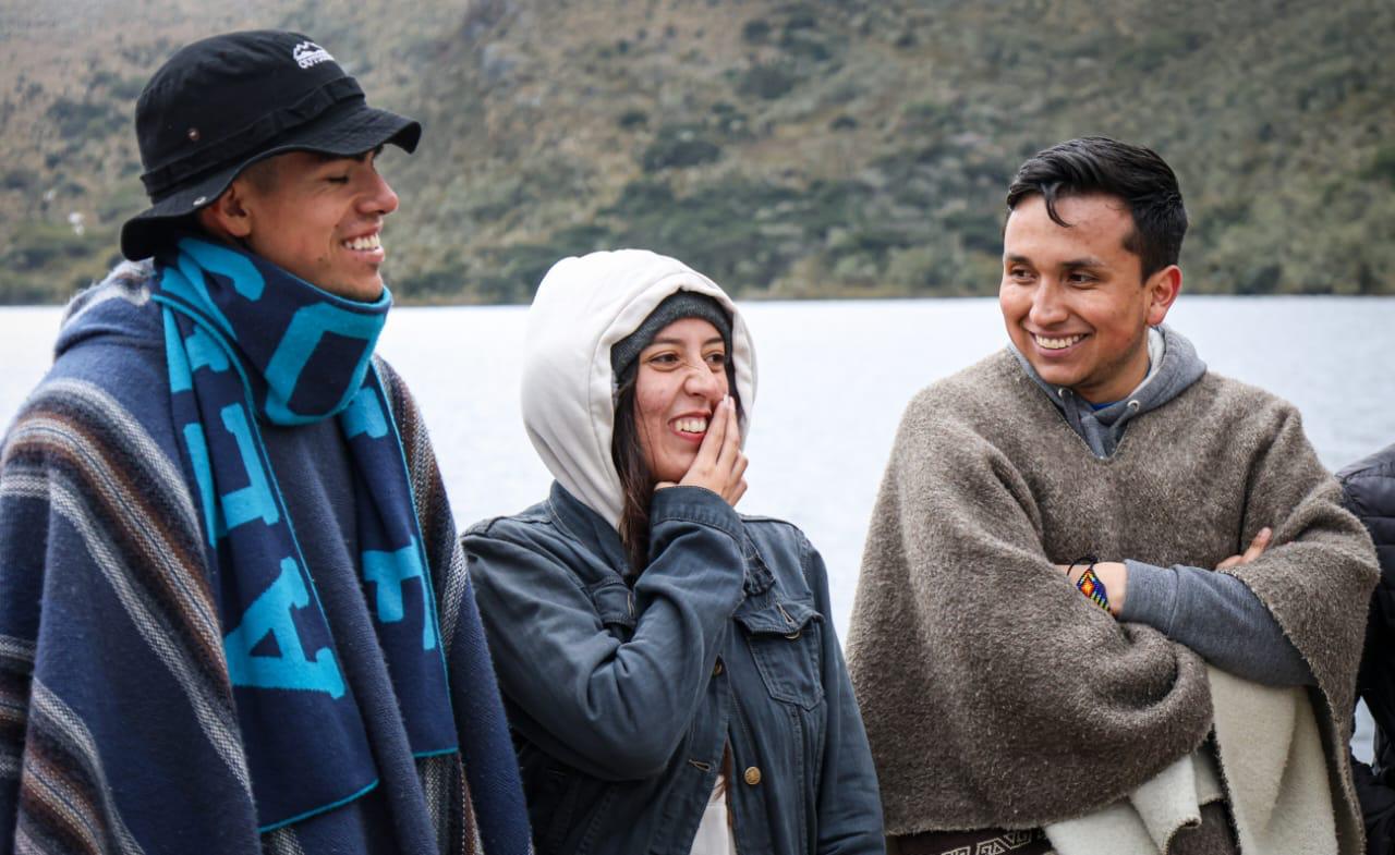 Foto de tres jóvenes sonriendo