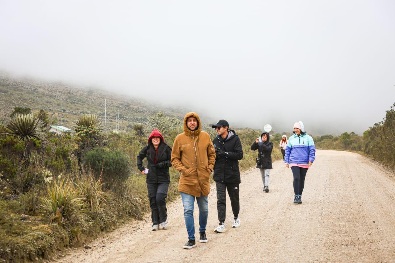 Foto de jóvenes en caminanta