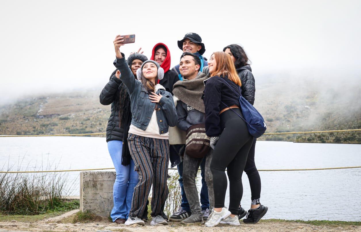 Foto de jóvenes tomandose una selfie felices
