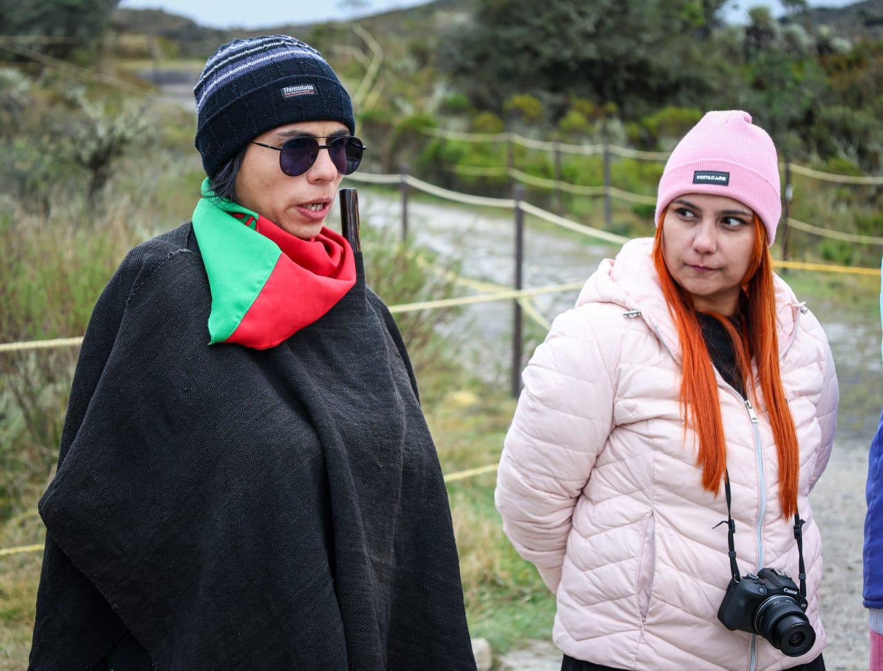 Foto de dos jovenes hombre y mujer