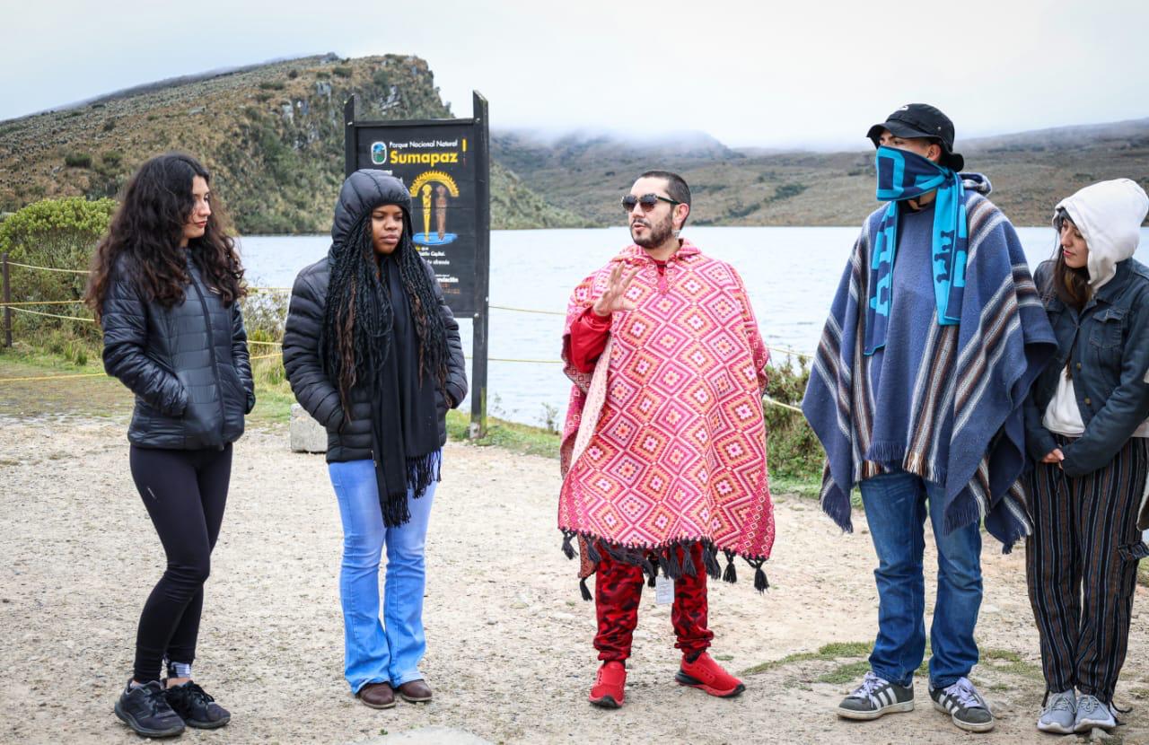 Foto de 5 jovenes frente a un cuerpo de agua