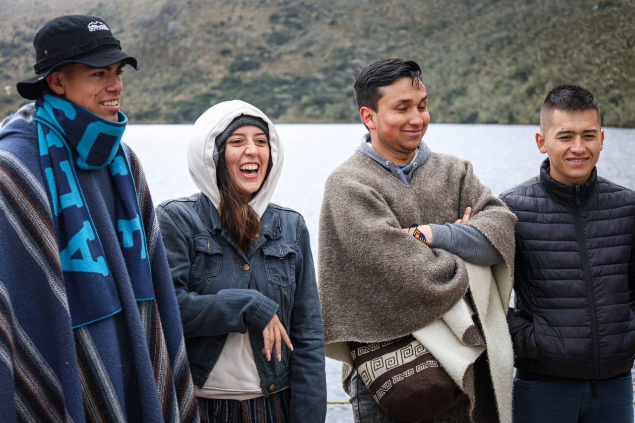 Foto de 4 jovenes sonriendo