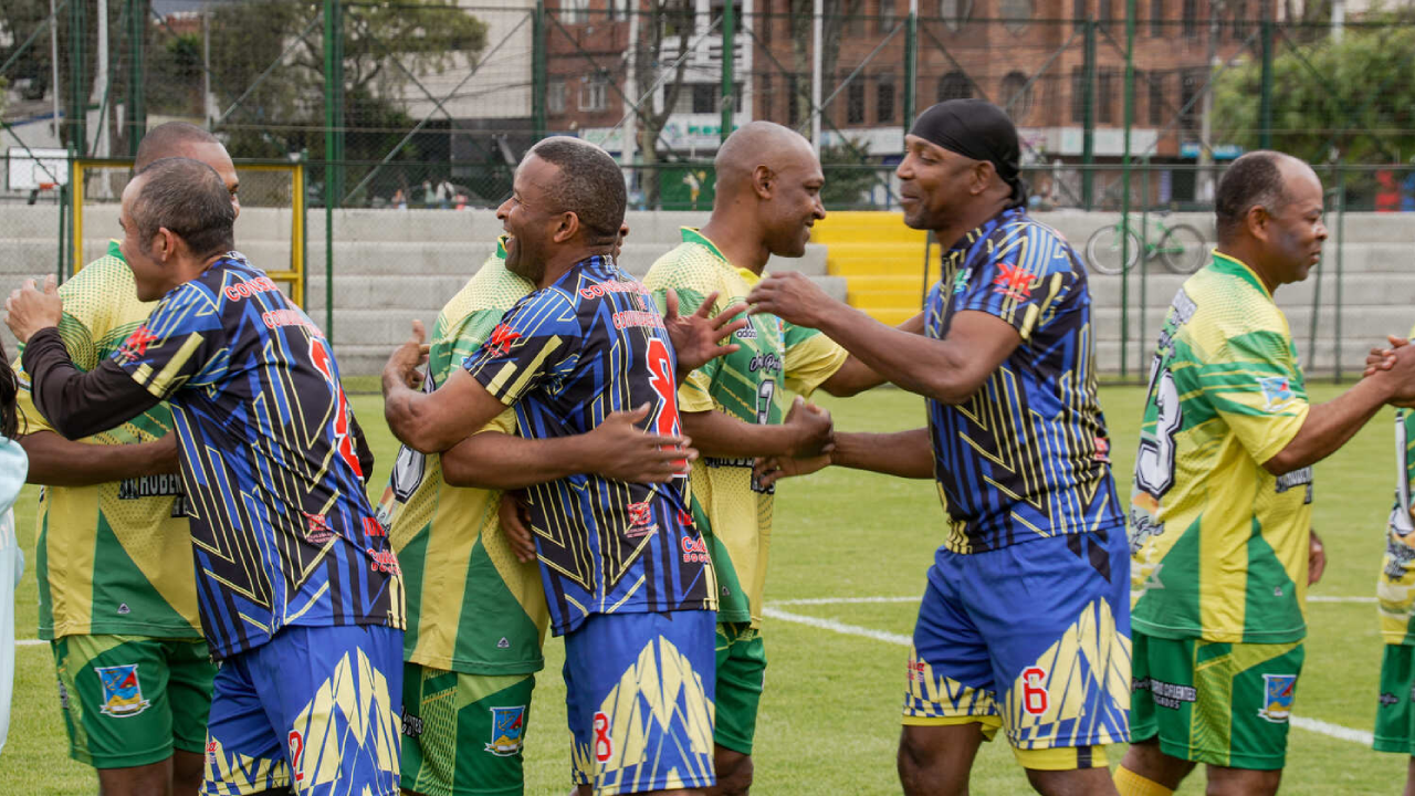 Foto de jugadores de los equipos rivales abrazandose.