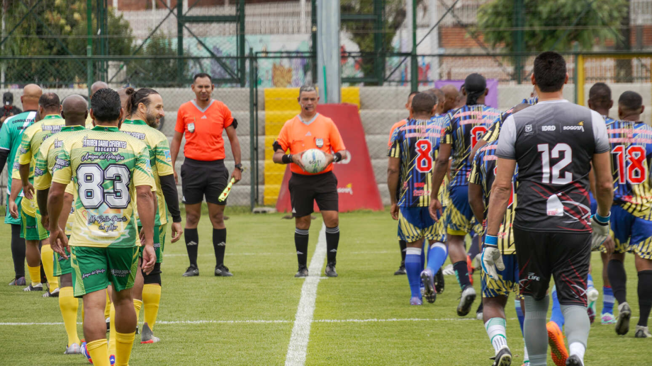 Foto de los equipos saliendo a la cancha.
