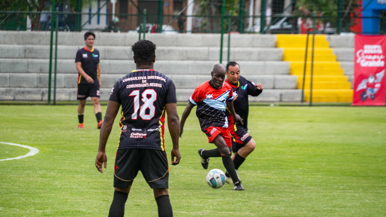 Foto de dos equipos en acción en la cancha.