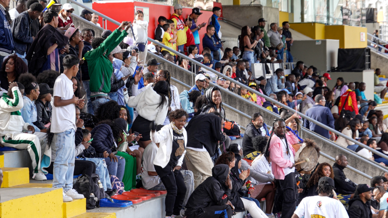 Foto de la tribuna disfrutando el partido.