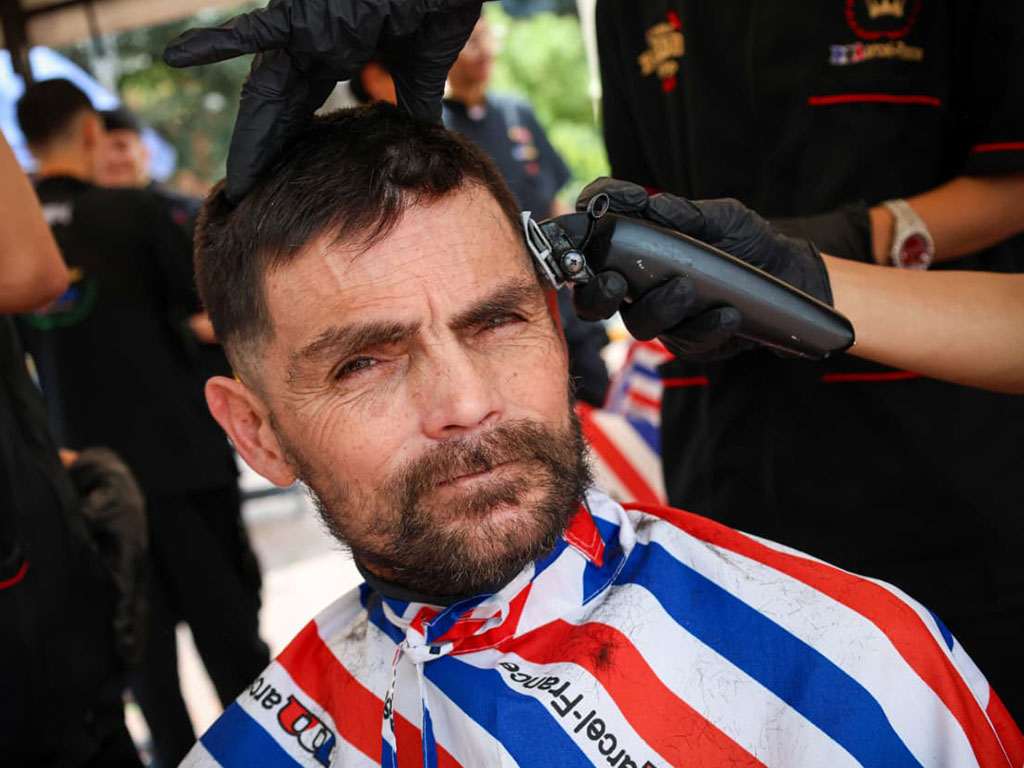 Foto de un adulto en sesión de barberia