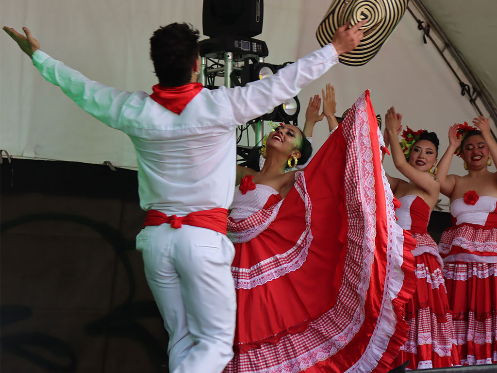 Foto de la puesta en escena de un baile folclorico