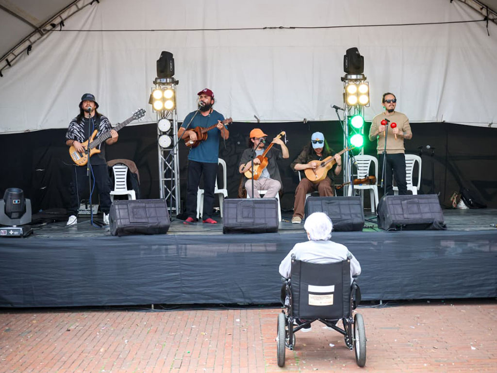 Foto de un escenario donde una agrupación musical está en acción
