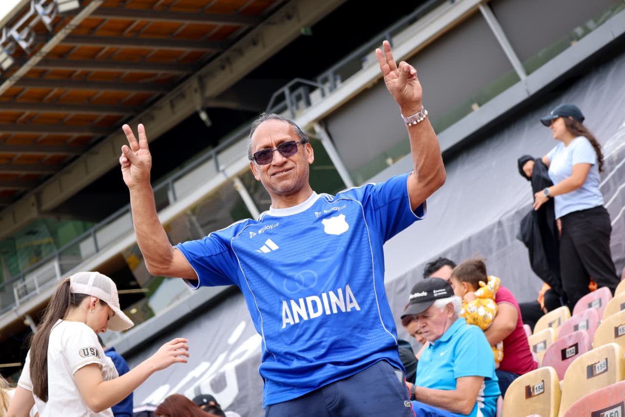 Foto de un hincha de Millonarios sonriendo
