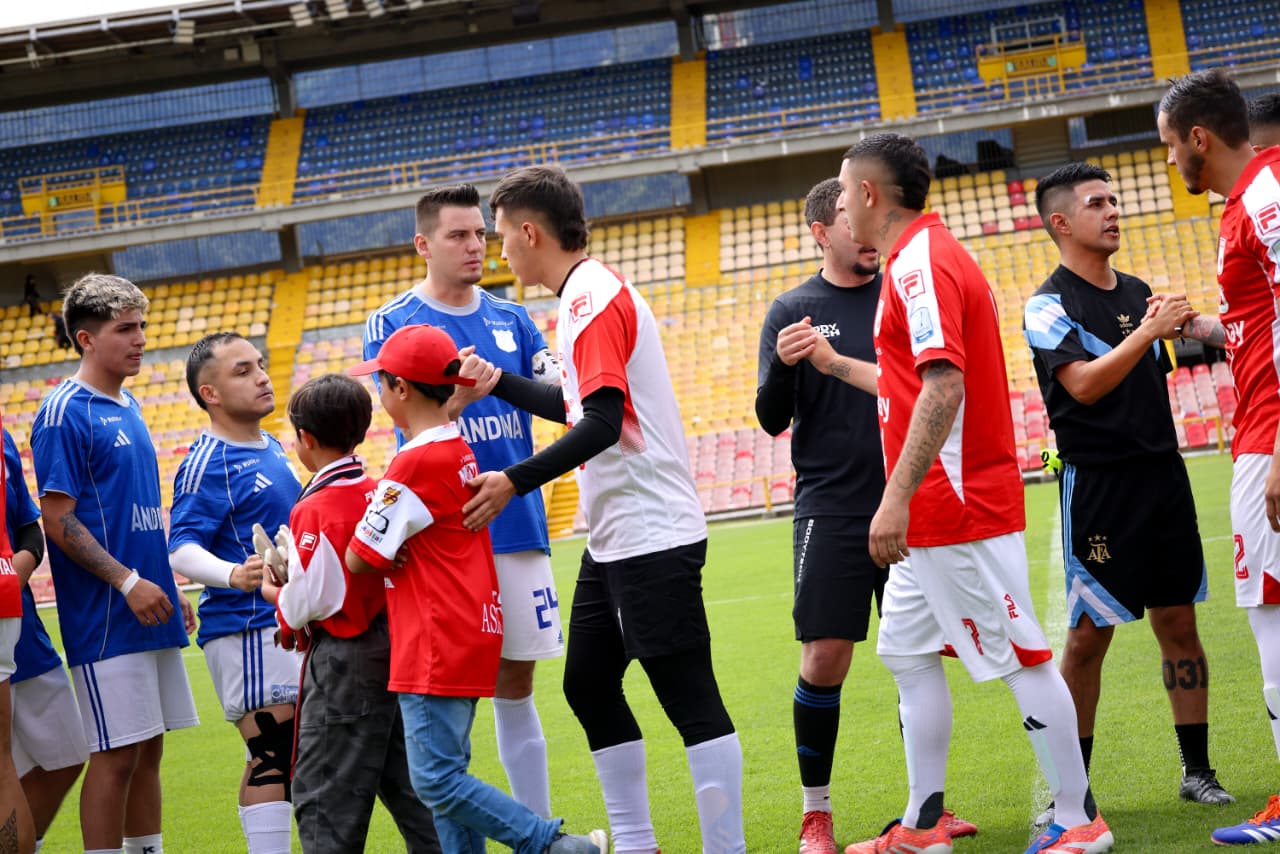 Foto de los jugadores de Santa Fe saludando a los de Millonarios