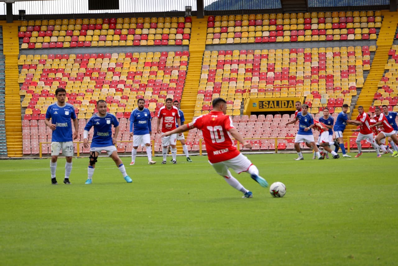 Foto de un jugador de Santa Fe patenado un tiro libre