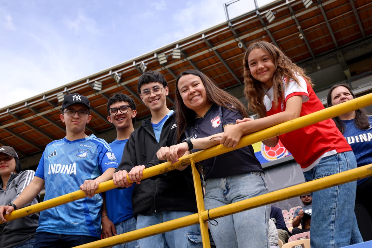 Foto de hinchas de Millonarios y Santa Fe conviviendo de manera pacífica