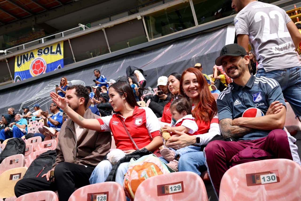 Foto de una familia hincha de Santa Fe conversando