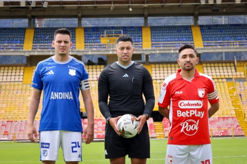 Foto del arbitro con los capitanes de Millonarios y Santa Fe