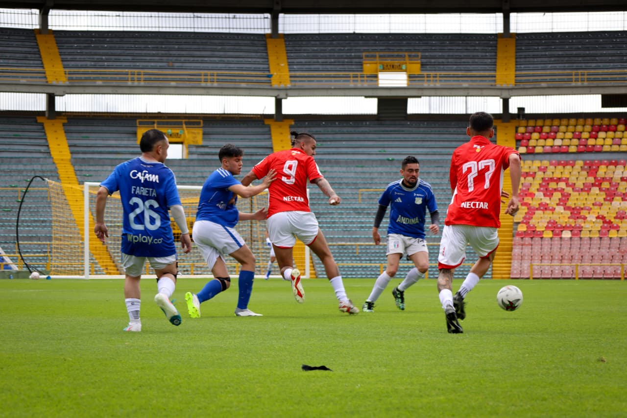 Foto de jugadores de Santa Fe y Millonarios en el campo de juego