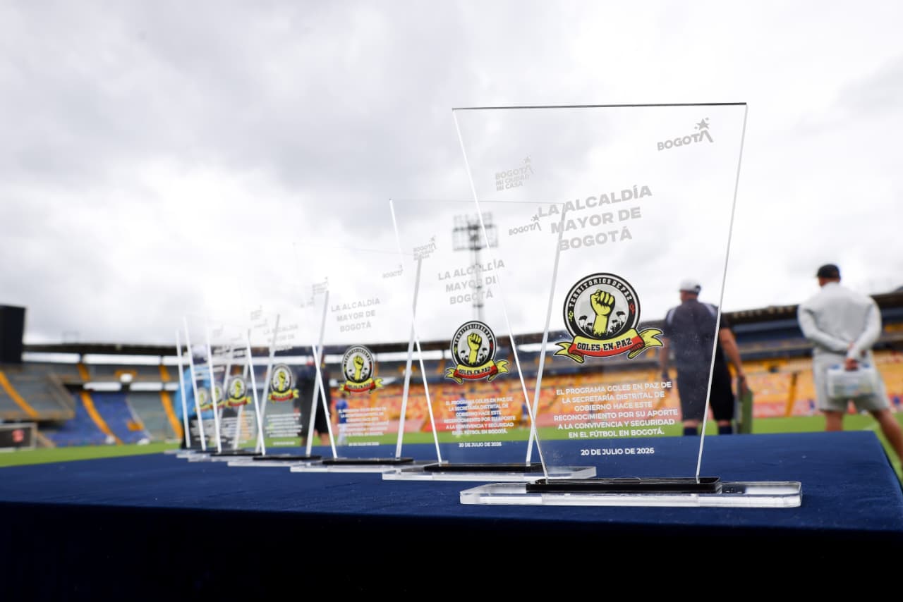 Foto de unos premios en cristal donde se aprecia Goles en Paz