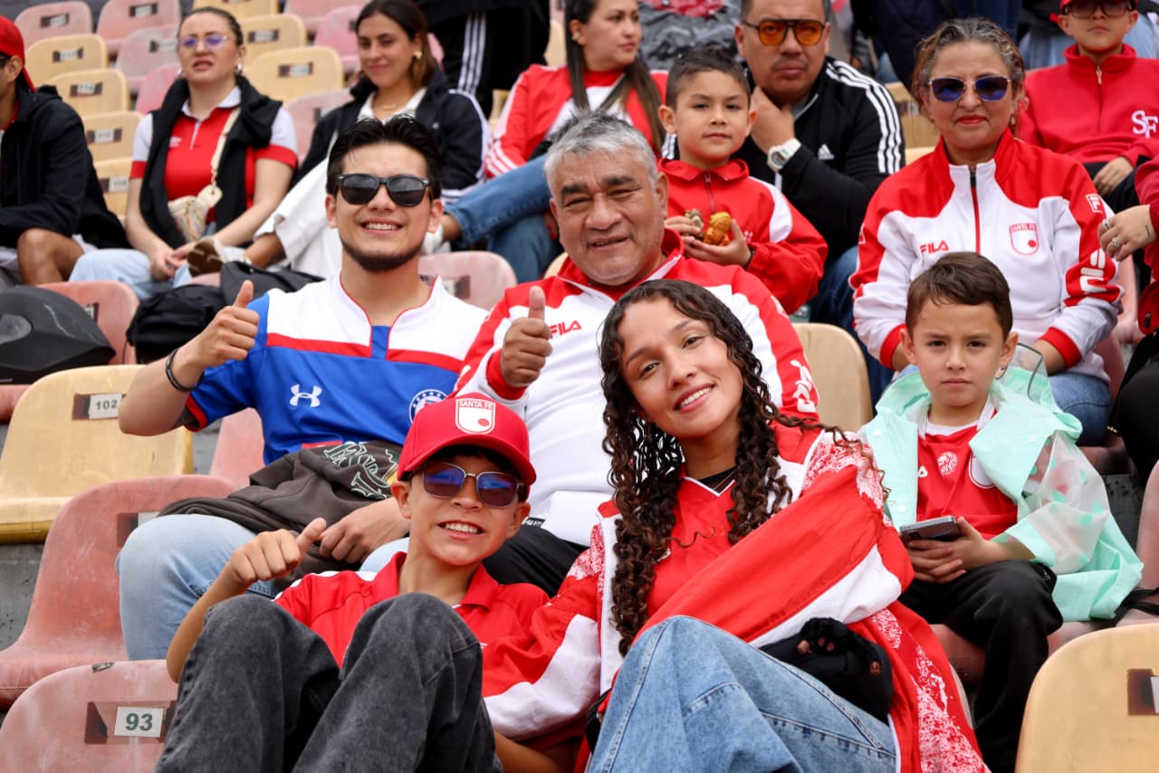 Foto de una familia hincha de Santa Fe