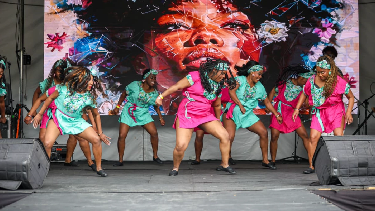 Foto de un grupo de danza de mujeres negras y afrocolombianas en escena