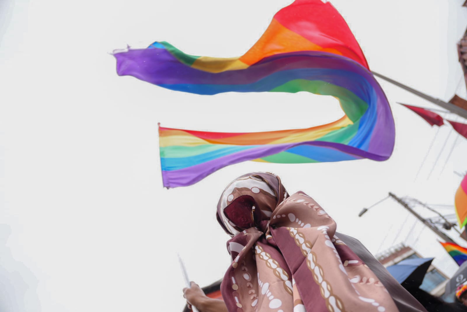 Foto de la bandera LGBTI ondeante