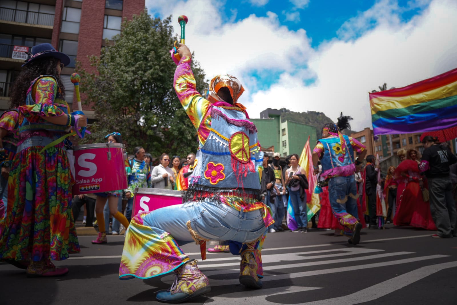 Foto de una persona de la comunidad bailando en la marcha