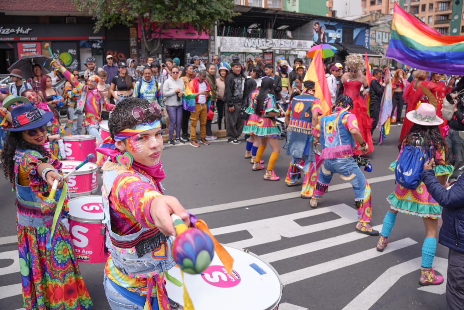 Foto de participantes de la comunidad LGBTI en la marcha
