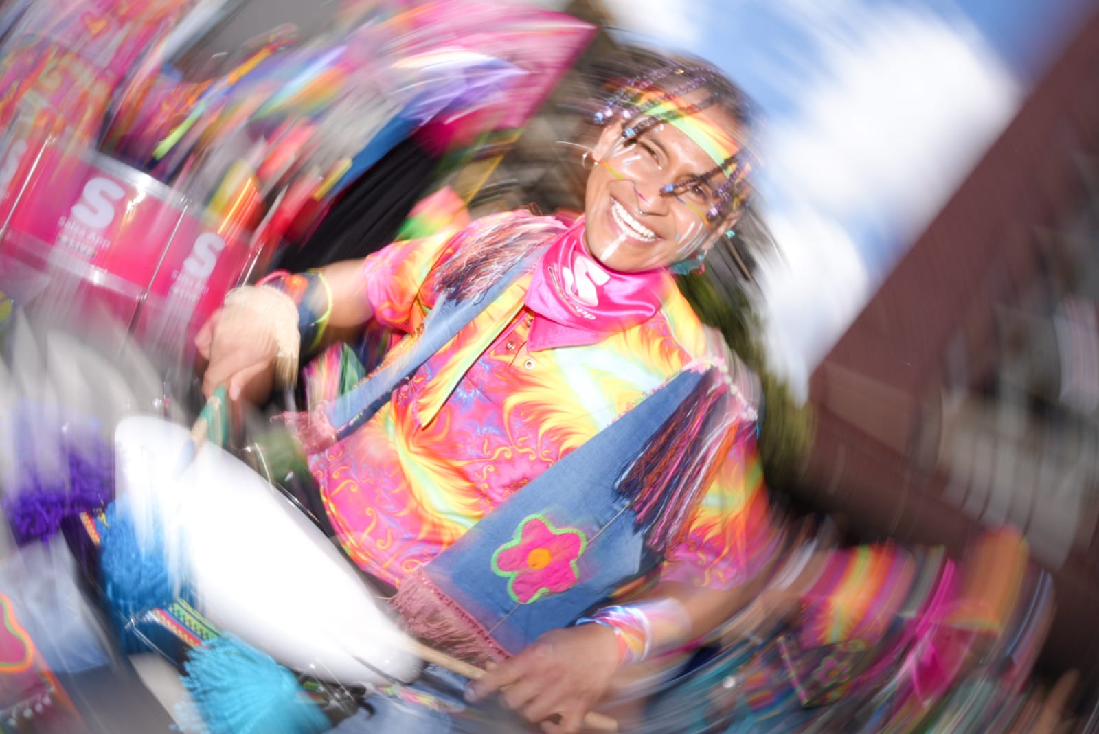 Foto en movimiento de una persona tocando un instrumento musical